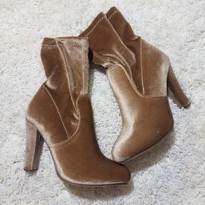 *Sunday sale price firm* Suede heel ankle boot